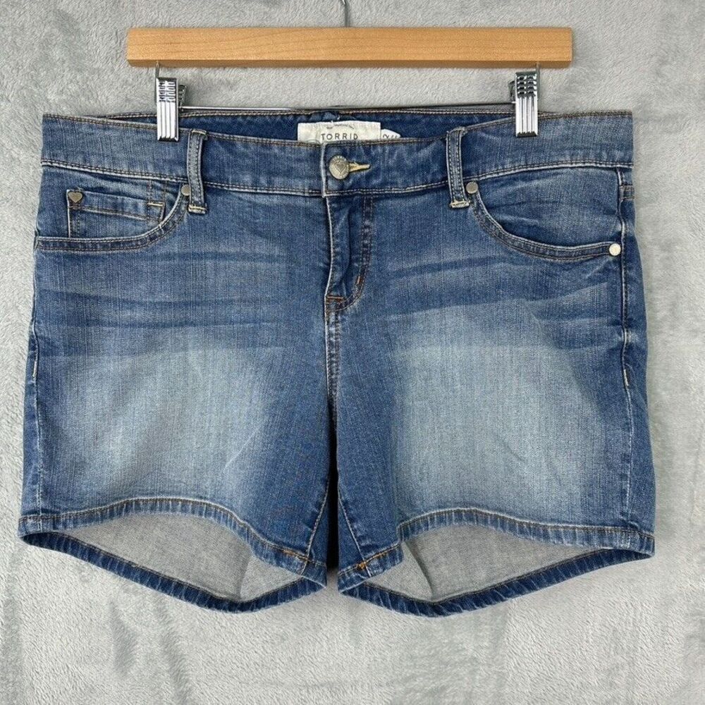 Torrid‎ jeans shorts womens 12 medium wash blue stretch denim
